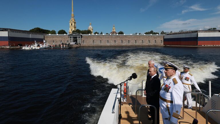 Президент РФ, верховный главнокомандующий Владимир Путин, министр обороны РФ Андрей Белоусов и главнокомандующий Военно-морским флотом России Александр Моисеев на Главном военно-морском параде по случаю Дня Военно-морского флота РФ