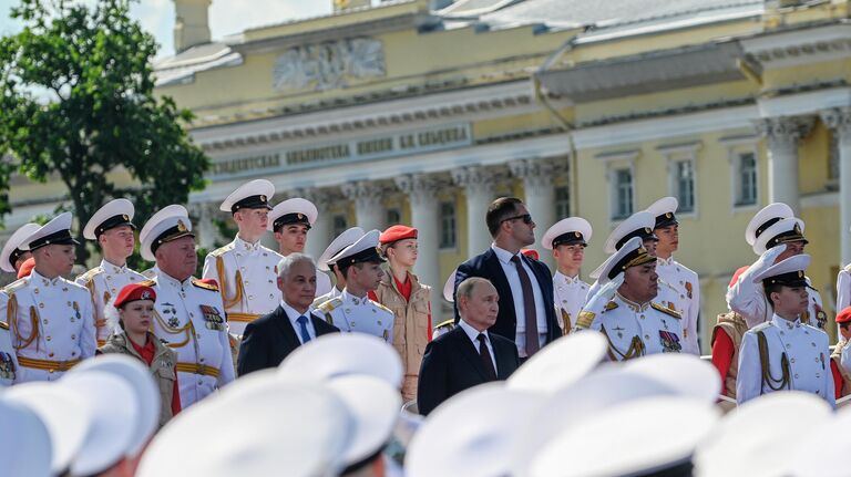 Президент РФ, верховный главнокомандующий Владимир Путин на Главном военно-морском параде по случаю Дня Военно-морского флота РФ