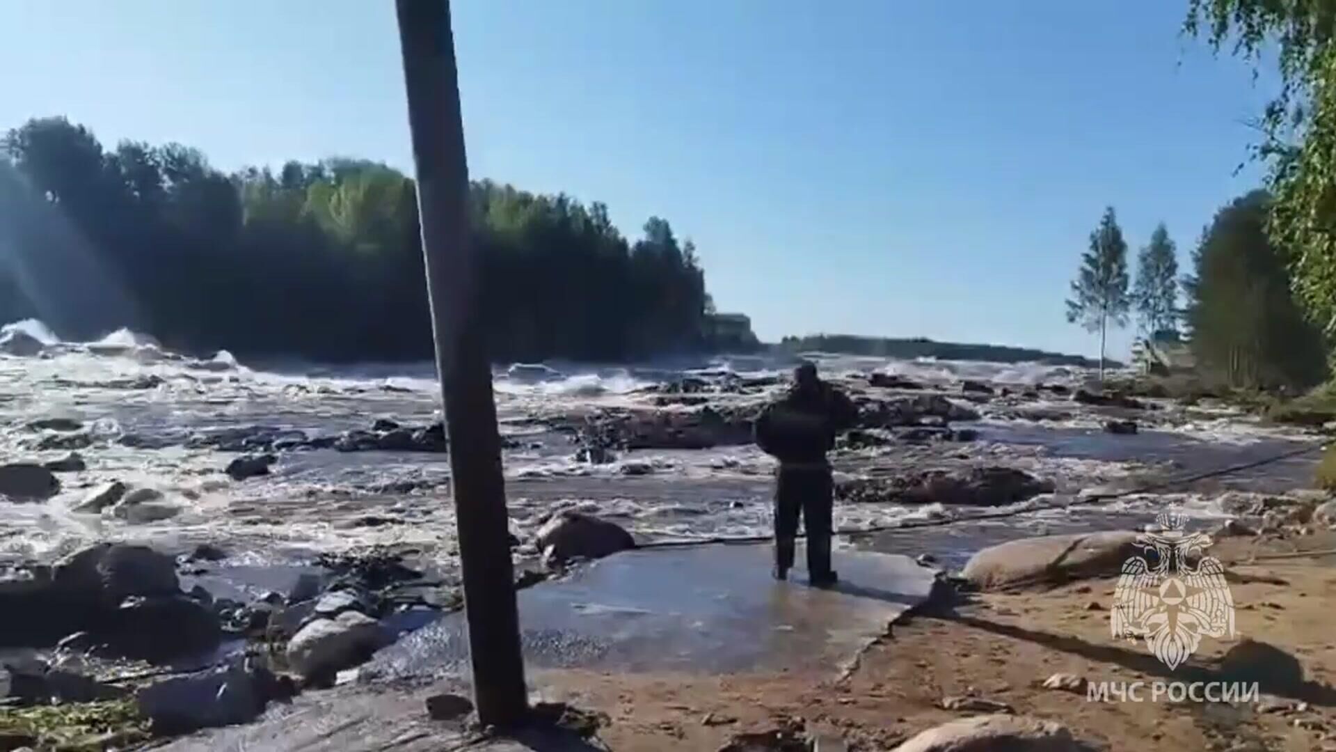 Поисково-спасательные работы на месте размыва временной дамбы в Карелии - РИА Новости, 1920, 29.07.2024