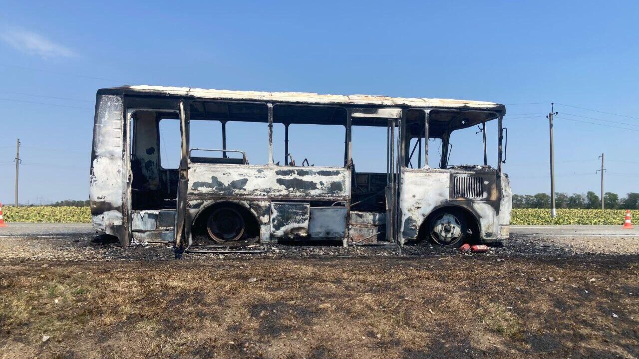 Сгоревший автобус на трассе в Брюховецком районе Краснодарскоого края  - РИА Новости, 1920, 29.07.2024