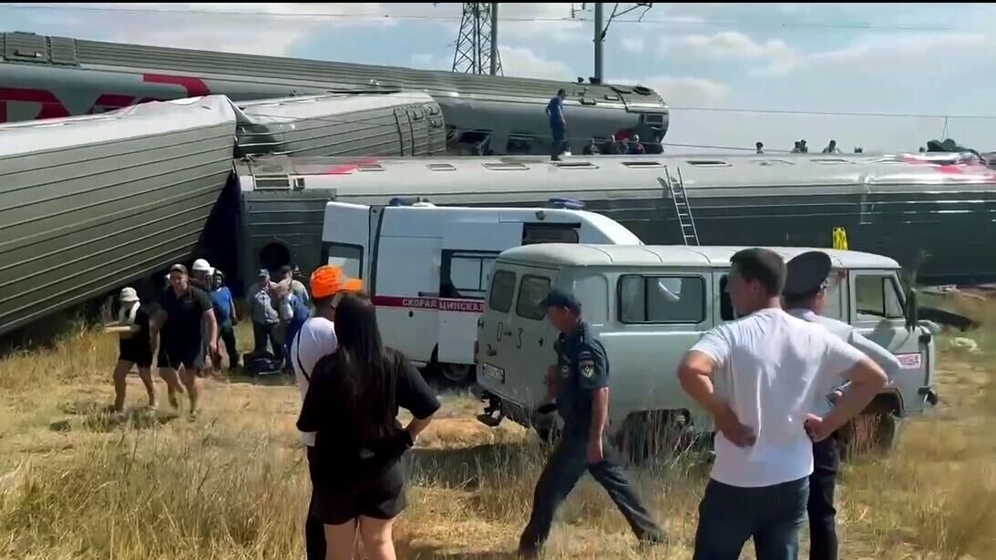 Автомобили спецслужб на месте схода с рельсов пассажирского состава Казань-Адлер в Котельниковском районе Волгоградской области - РИА Новости, 1920, 29.07.2024