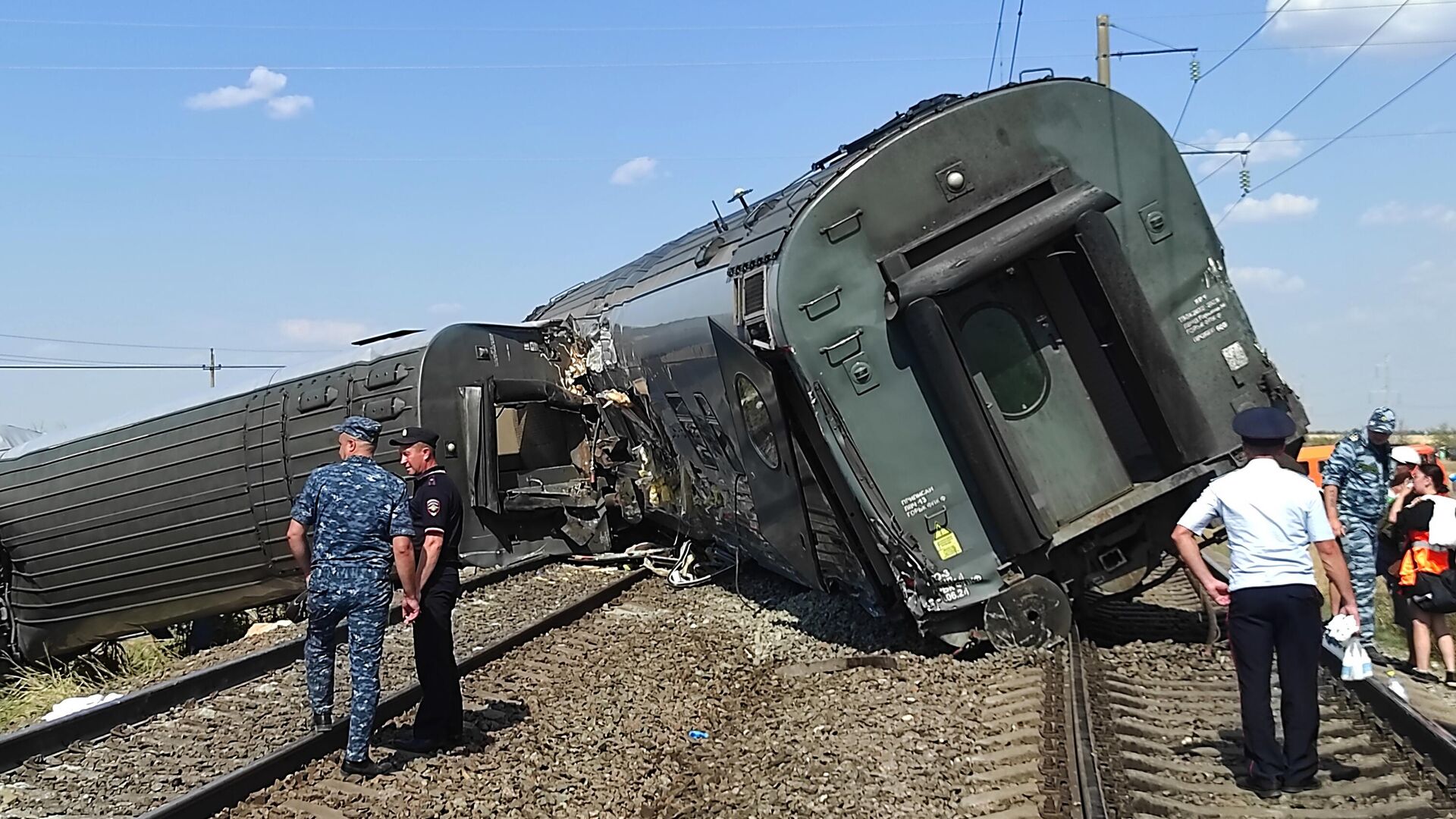 Сотрудники полиции на месте схода с рельсов пассажирского состава Казань-Адлер в Котельниковском районе Волгоградской области - РИА Новости, 1920, 29.07.2024