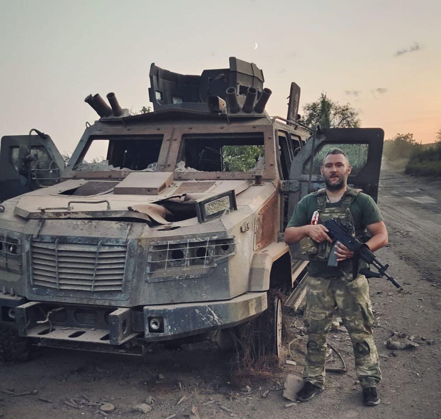 Рузай рядом с подбитой техникой Рузай рядом с подбитой техникой