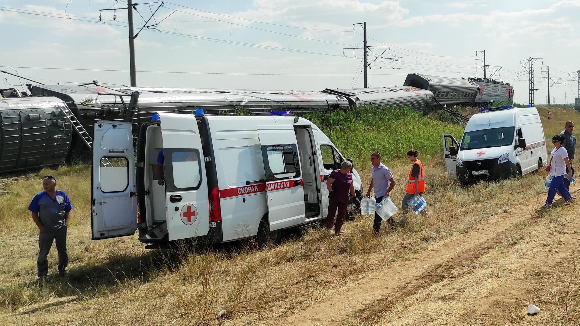 Раздача питьевой воды на месте схода с рельсов пассажирского состава Казань-Адлер в Котельниковском районе Волгоградской области - РИА Новости, 1920, 29.07.2024