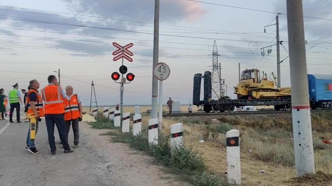 Обстановка на железнодорожном переезде, где сошел с рельсов поезд