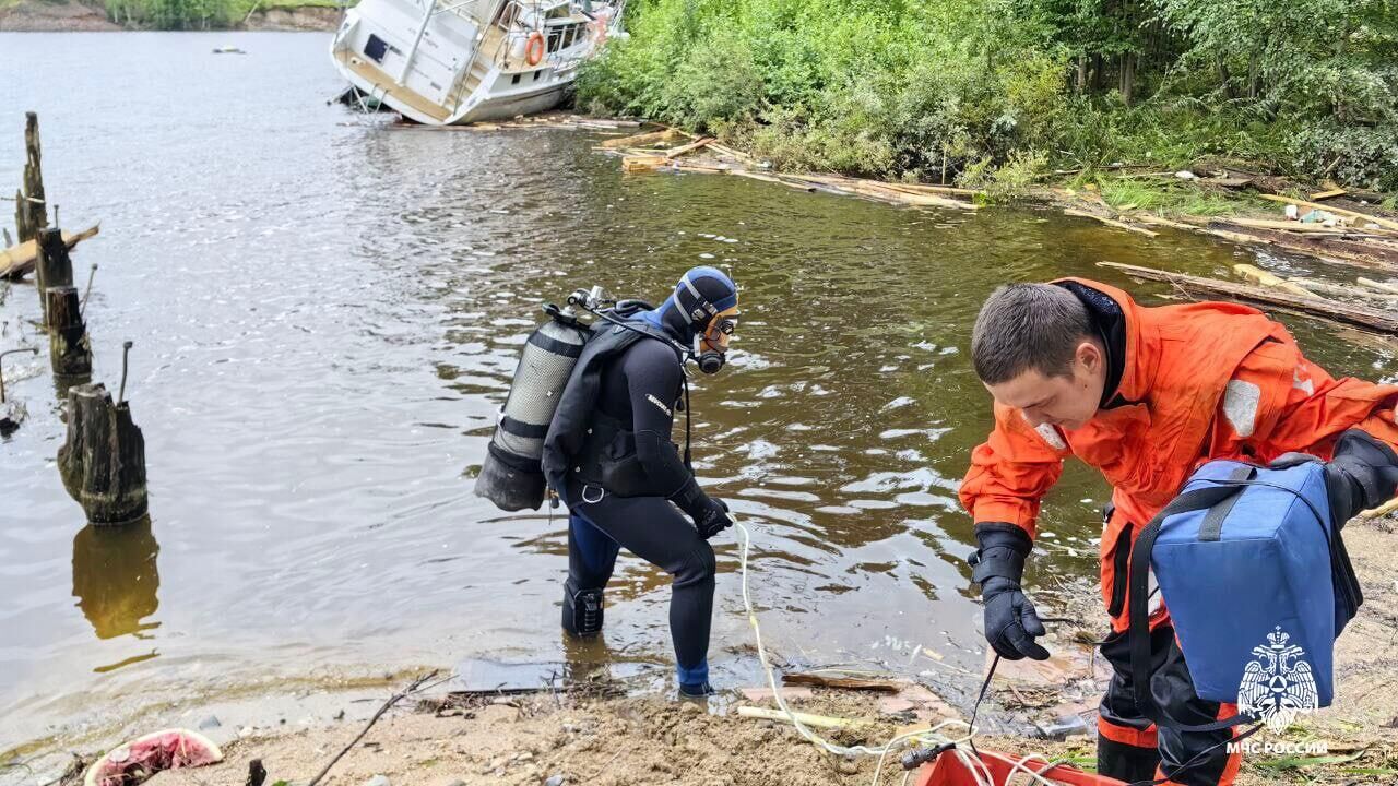 Сотрудники МЧС России во время поиска погибших в результате ЧП на Беломорско-Балтийском канале - РИА Новости, 1920, 30.07.2024