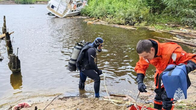 Сотрудники МЧС России во время поиска погибших в результате ЧП на Беломорско-Балтийском канале