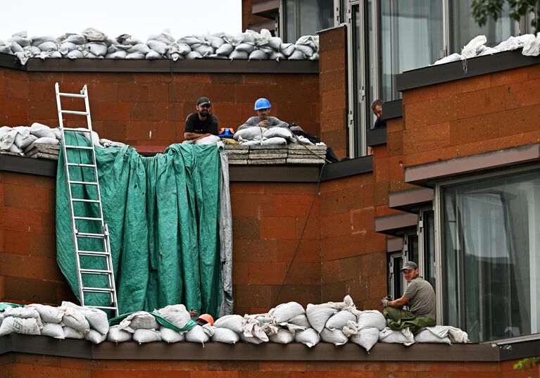 Мешки на крыше здания посольства Франции на Большой Якиманке в Москве