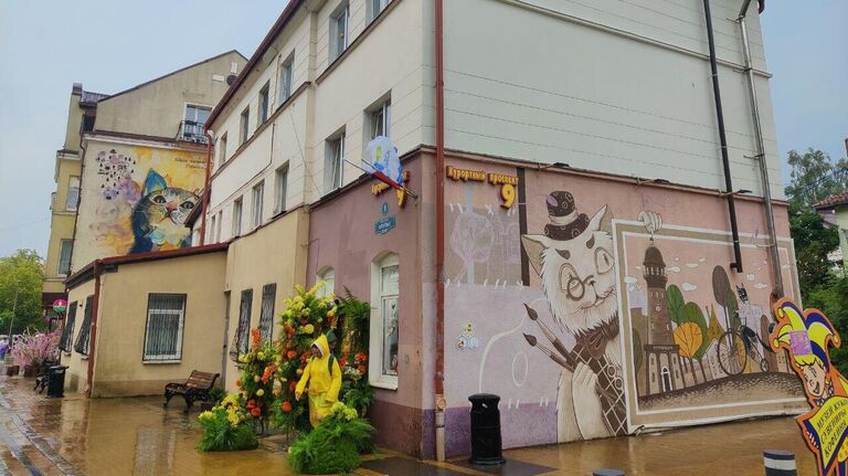 Зеленоградск. Муралы котиков на домах на Курортном проспекте
