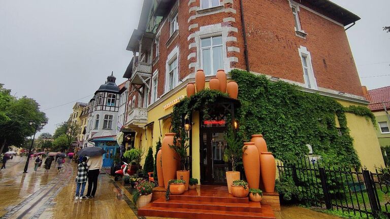 Зеленоградск. Туристы заходят в сувенирный магазин