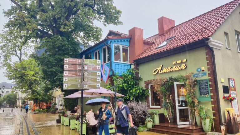 Зеленоградск. Туристы на Курортном проспекте