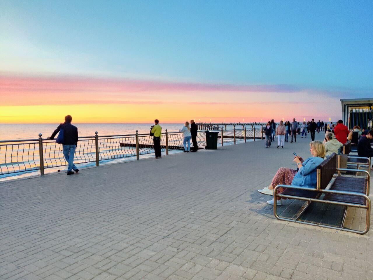 Зеленоградск. Туристы на набережной - РИА Новости, 1920, 08.10.2025