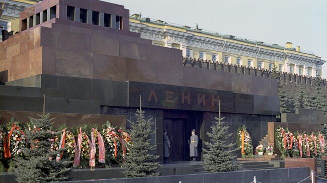 Вид на Мавзолей В.И. Ленина Вид на Мавзолей В.И. Ленина