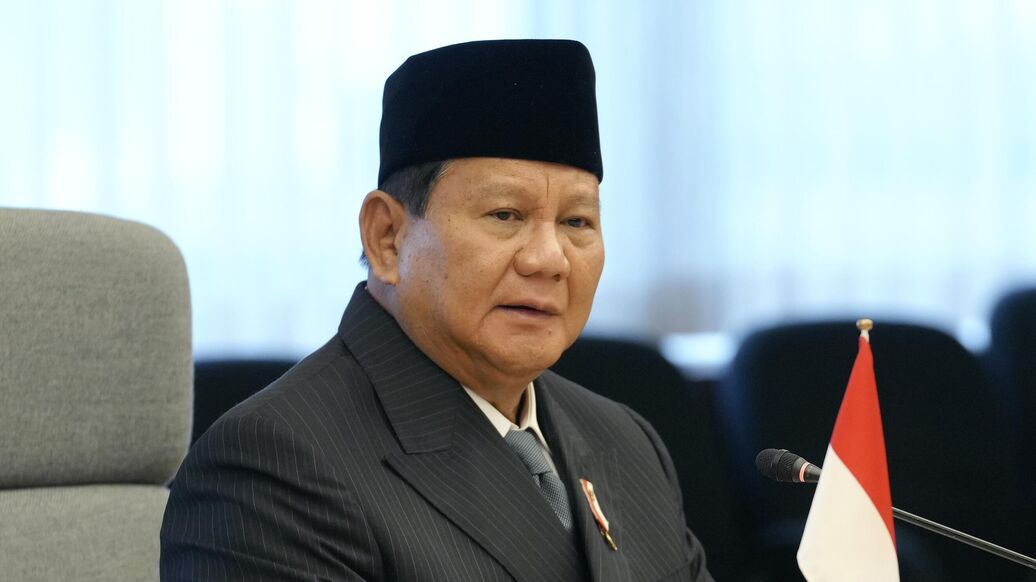 Президент Индонезии принял требования протестующих