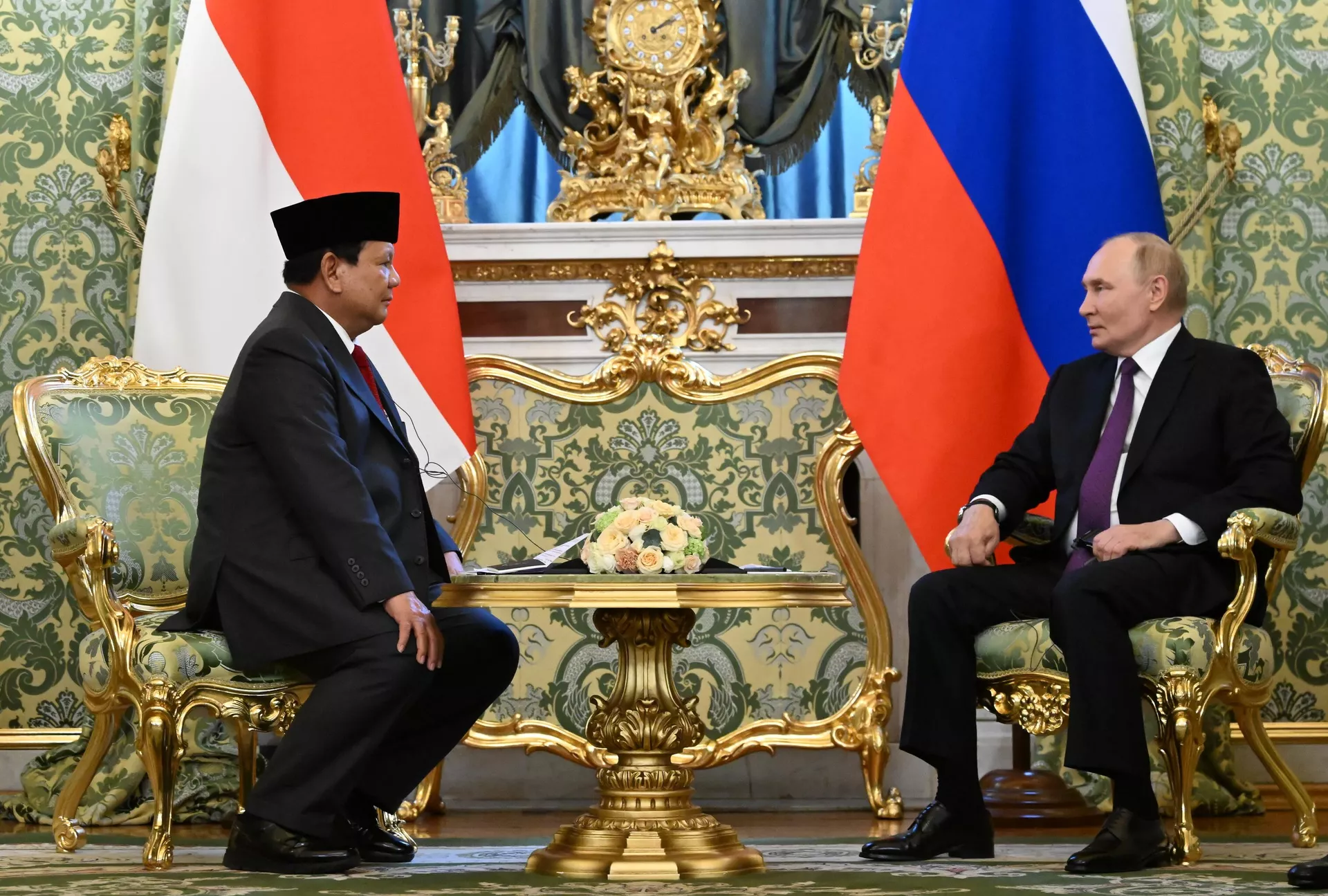 Президент РФ Владимир Путин и министр обороны, избранный президент Индонезии Прабово Субианто во время встречи в Москве Президент РФ Владимир Путин и министр обороны, избранный президент Индонезии Прабово Субианто во время встречи в Москве - РИА Новости, 1920, 31.07.2024