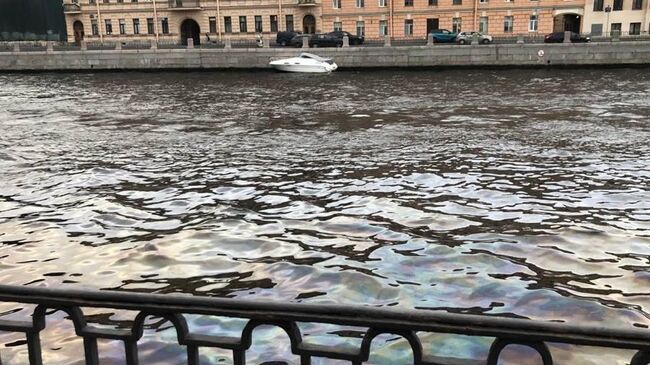 Масляные пятна на реке Фонтанке в Санкт-Петербурге