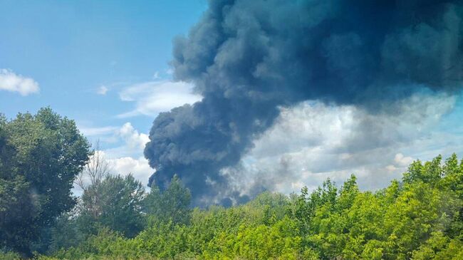 Последствия атаки беспилотника, где на территории производственной площадки горит битум в селе Вознесеновка в Шебекинском городском округе Белгородской области