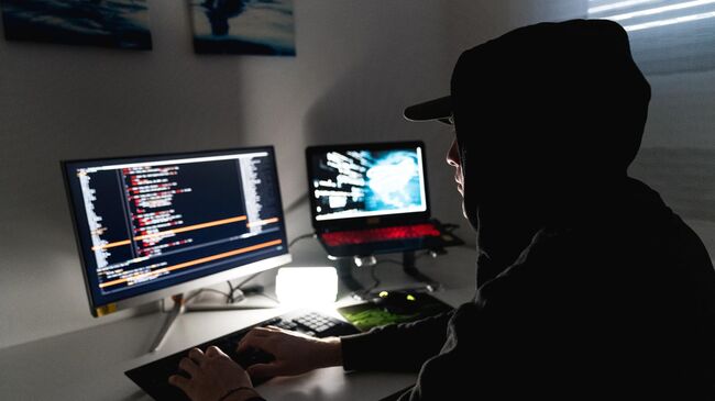 Мужчина сидит за компьютером