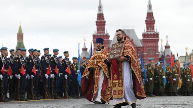 Десантники прошли крестным ходом по центру Москвы