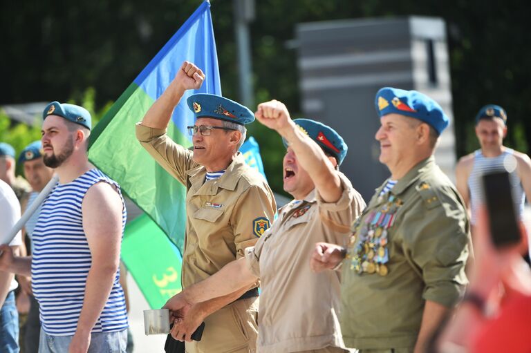 Ветераны-десантники во время празднования Дня Воздушно-десантных войск в Новосибирске