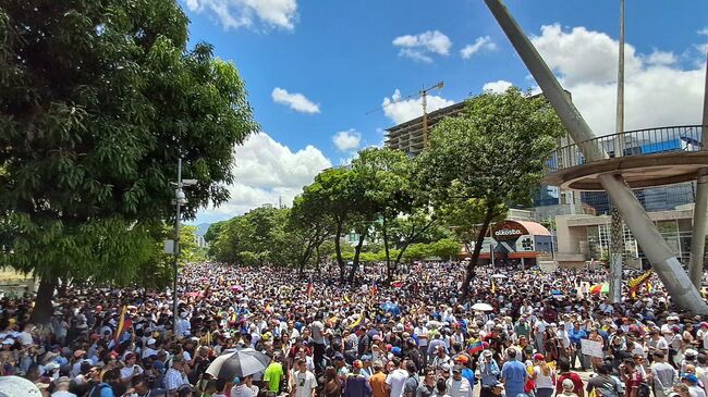 Сторонники оппозиции Венесуэлы во время митинга в Каракасе