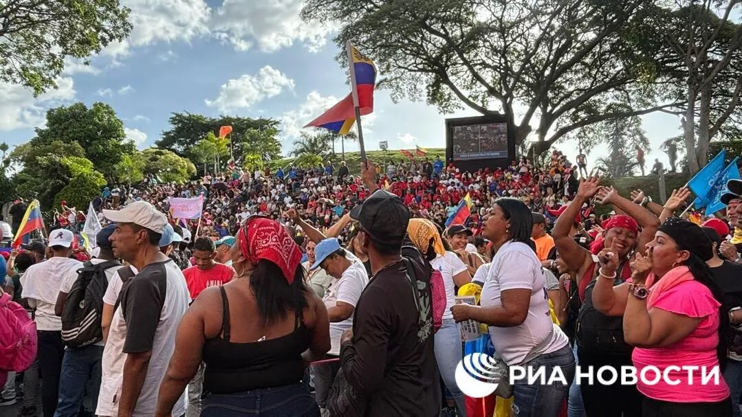 В Каракасе тысячи сторонников Мадуро вышли на митинг