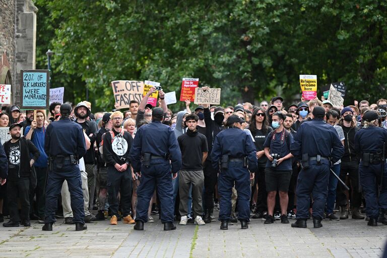 Полицейские во время акции протеста в Бристоле