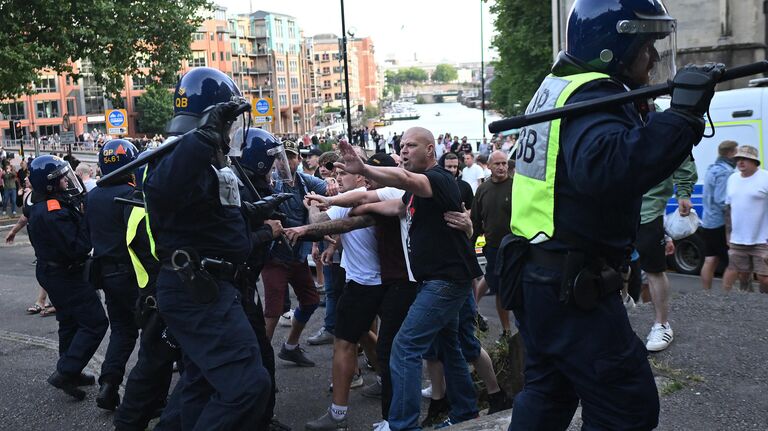 Полиция и протестующие в Бристоле