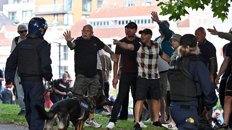 Протестующие во время акции протеста в Бристоле