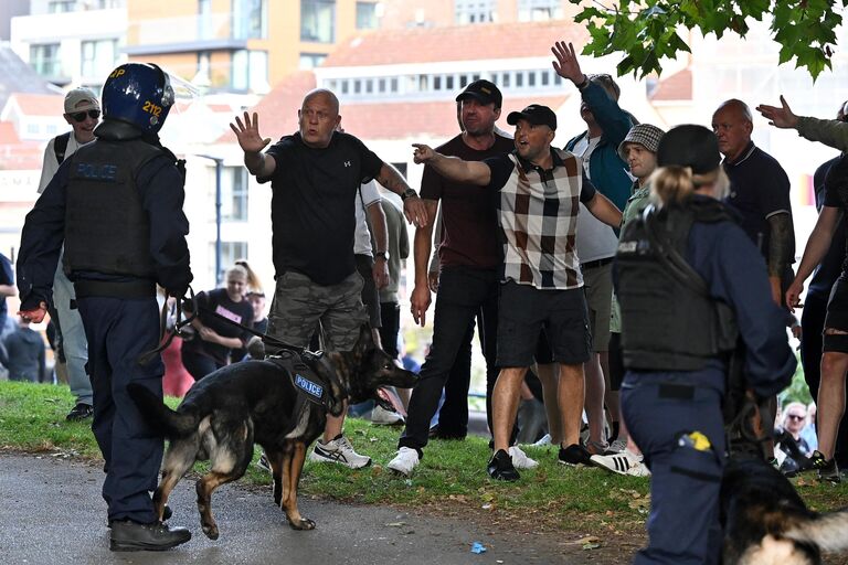 Протестующие во время акции протеста в Бристоле