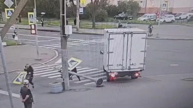 Водитель в Приморском районе Санкт-Петербурга на тротуаре столкнулся со светофорной стойкой