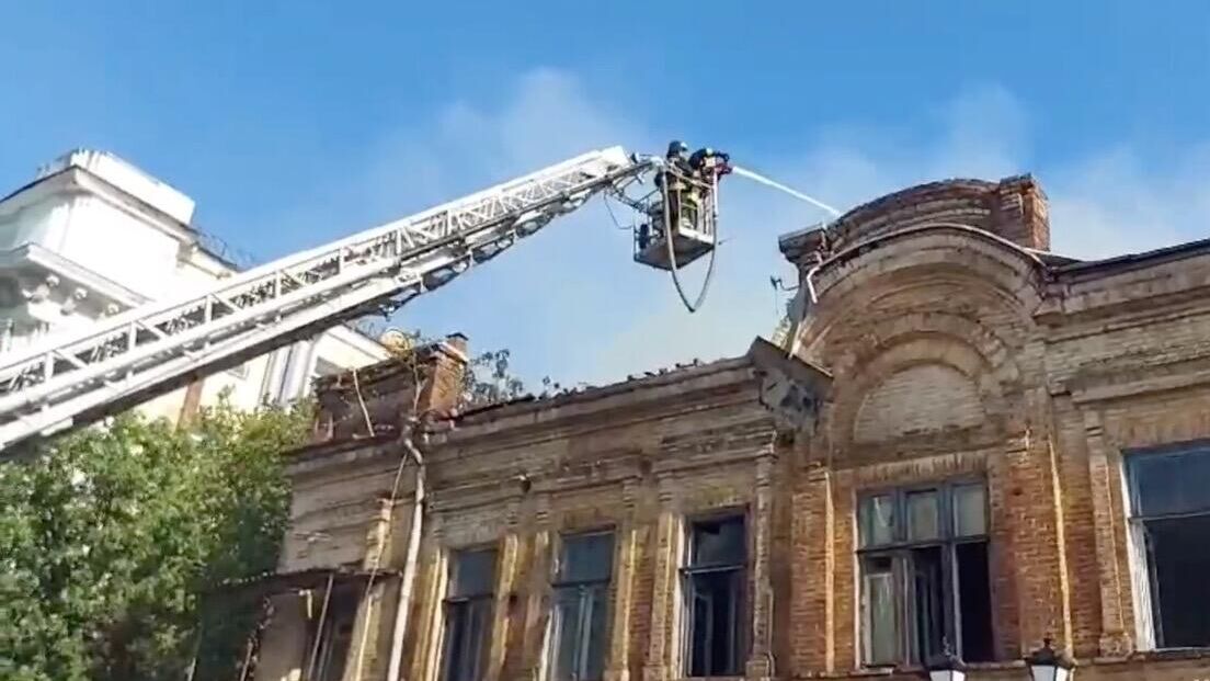 Место пожара в старинном здании на улице Серафимовича в Ростове-на-Дону. 4 августа 2024 - РИА Новости, 1920, 04.08.2024