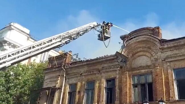 Место пожара в старинном здании на улице Серафимовича в Ростове-на-Дону