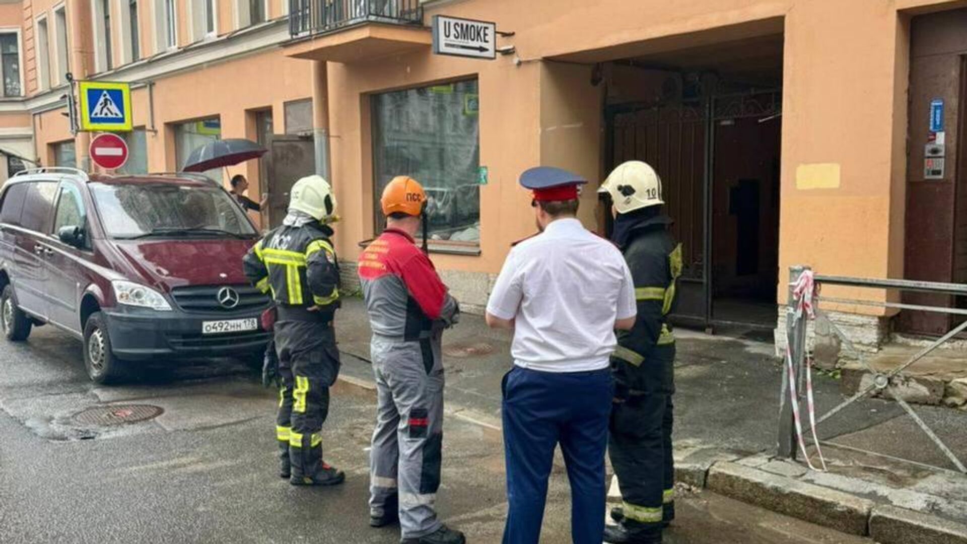 Жилой дом, в котором была повреждена стена в Петроградском районе Санкт-Петербурга - РИА Новости, 1920, 06.08.2024