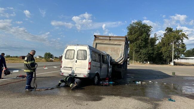 Место ДТП с участием микроавтобуса и большегруза на автодороге Темрюк - Краснодар - Кропоткин в Краснодарском крае. 5 августа 2024