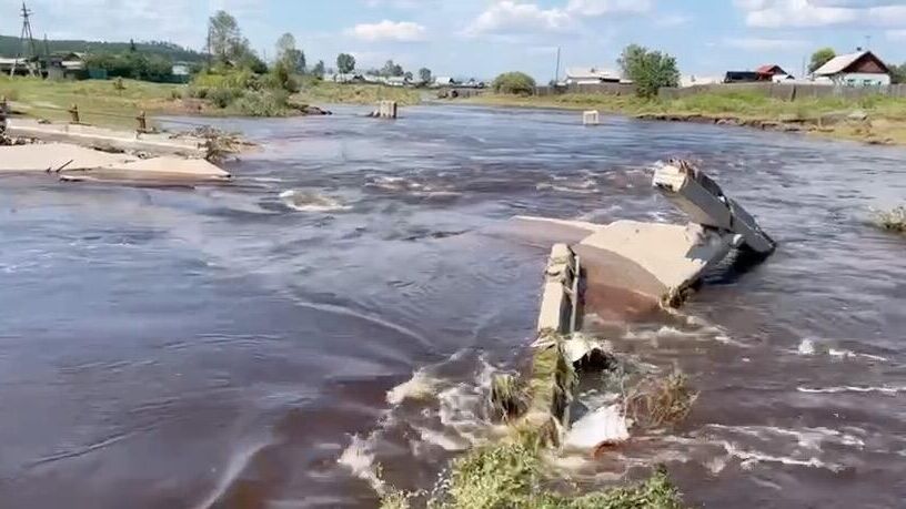 Разрушенный паводком мост в Новоильинске Заиграевского района Бурятии. Кадр видео - РИА Новости, 1920, 05.08.2024