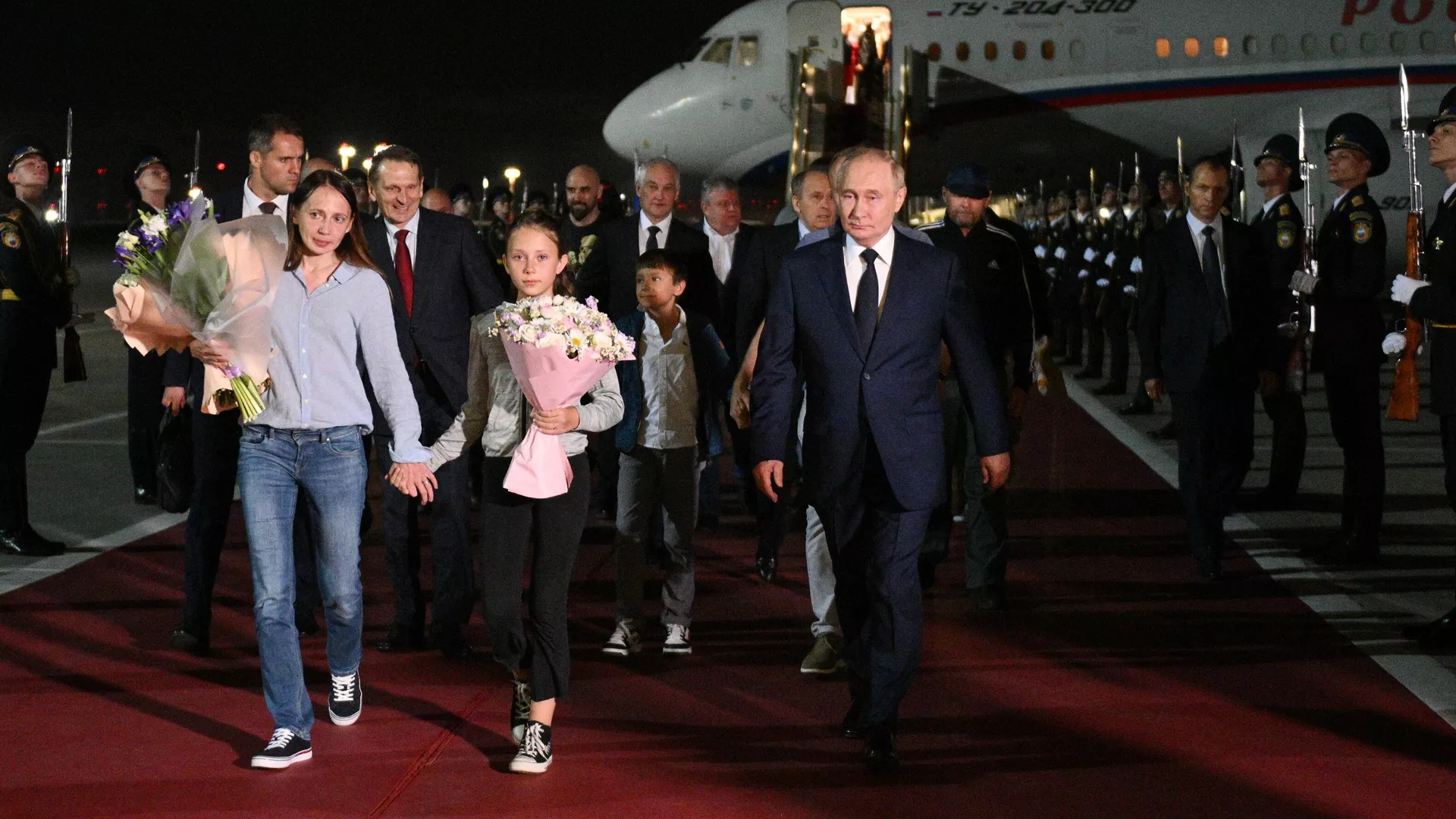 Президент РФ Владимир Путин встречает в аэропорту Внуково граждан России, которые были освобождены в результате обмена - РИА Новости, 1920, 15.06.2025