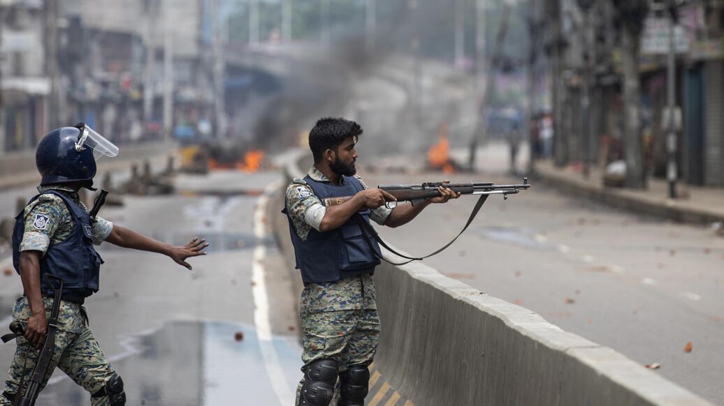 © AP Photo / Rajib Dhar<br>Сотрудники полиции во время беспорядков в Дакке, Бангладеш. Архивное фото