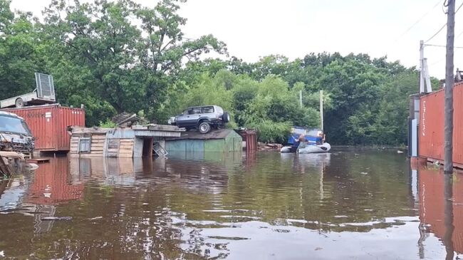 Последствия прорыва защитной земляной насыпи в Дальнереченске