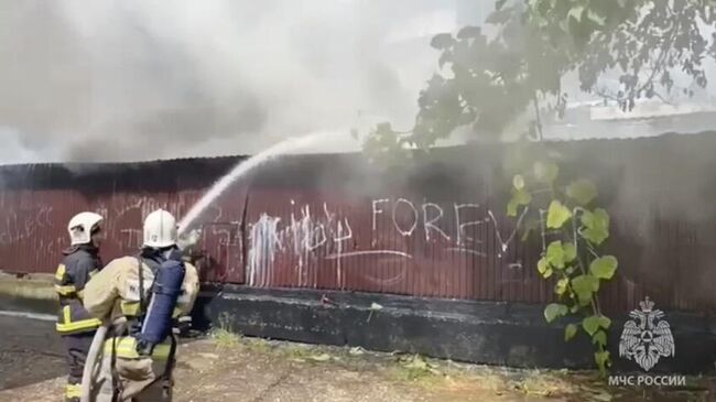 Сотрудники МЧС во время ликвидации пожара на рынке в Туапсе. Кадр видео