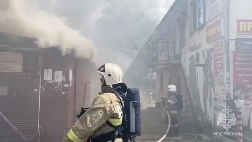 Сотрудники МЧС во время ликвидации пожара на рынке в Туапсе. Кадр видео - РИА Новости, 1920, 06.08.2024