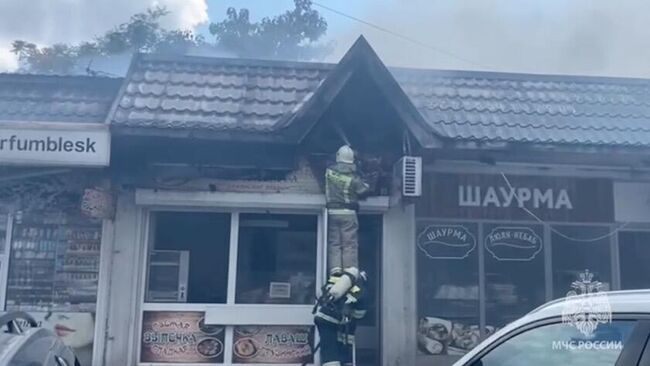 Сотрудники МЧС во время ликвидации пожара на рынке в Туапсе. Кадр видео