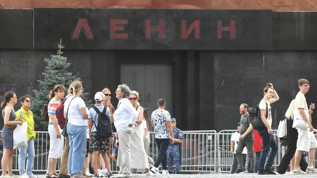 Люди у входа в Мавзолей В.И. Ленина на Красной площади в Москве