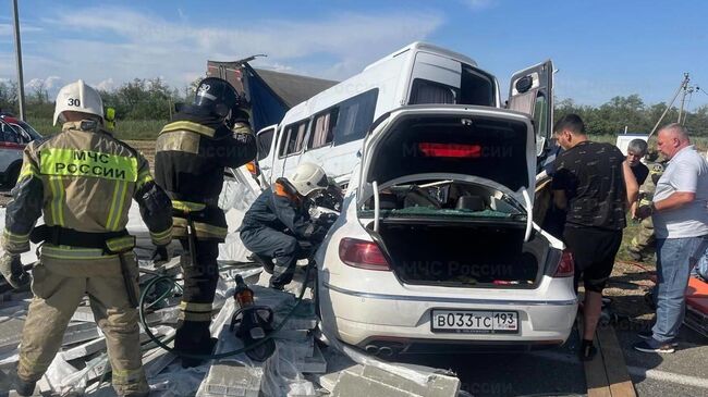 На месте ДТП с участием трех автомобилей под Армавиром на Кубани