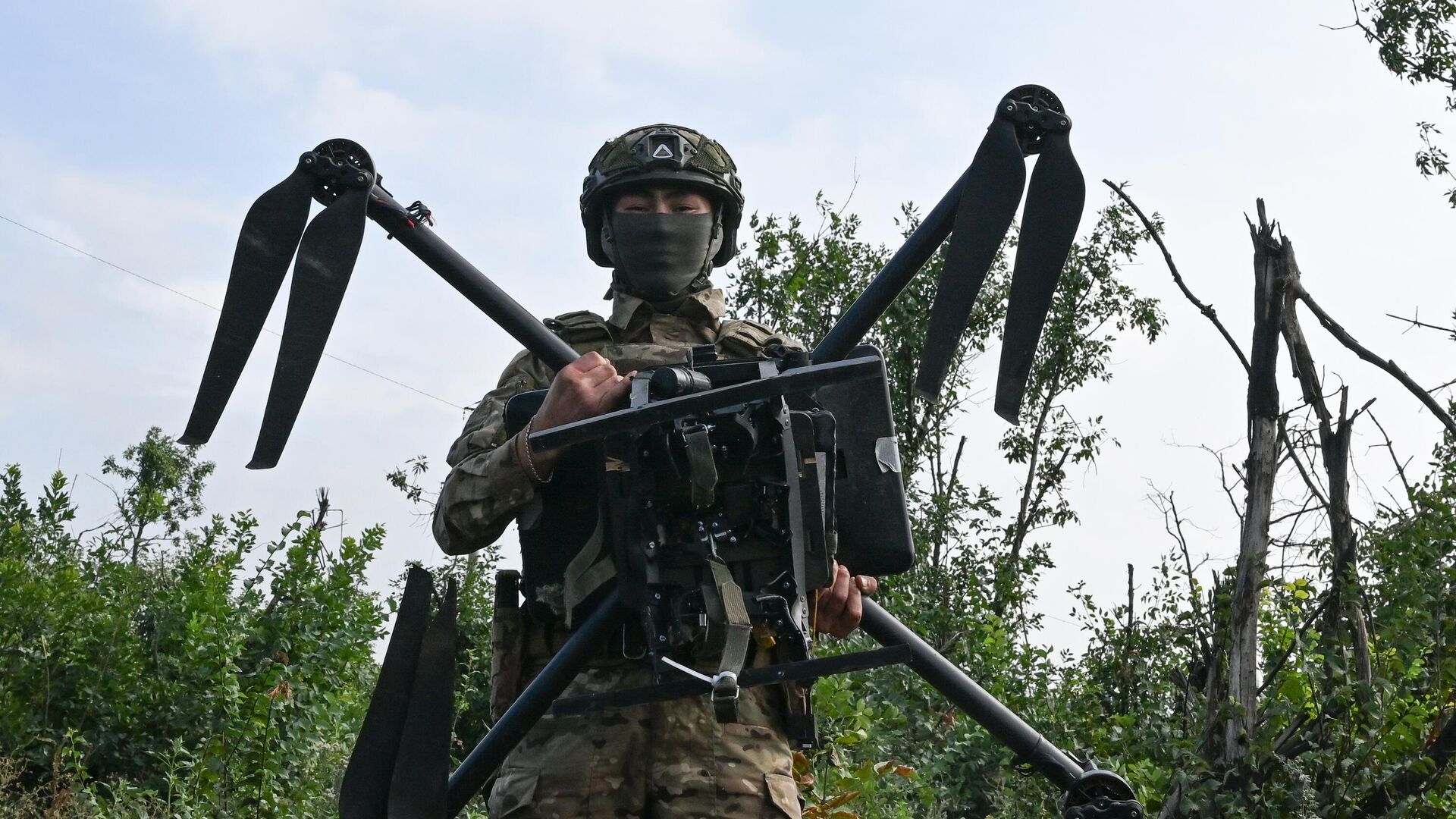 Военнослужащий подразделения ПВО демонстрирует сбитый БПЛА Баба Яга в зоне СВО - РИА Новости, 1920, 28.09.2024