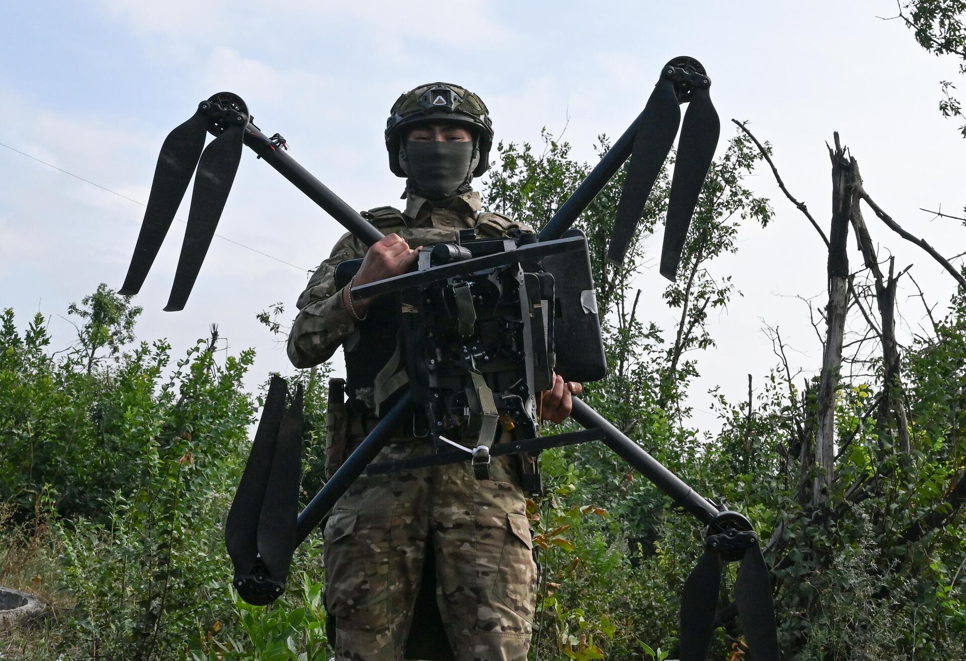 Военнослужащий подразделения ПВО демонстрирует сбитый БПЛА Баба Яга в зоне СВО - РИА Новости, 1920, 09.10.2024