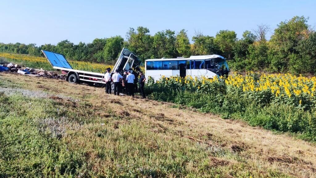 На месте столкновения автобуса с грузовиком в Волгоградской области - РИА Новости, 1920, 07.08.2024