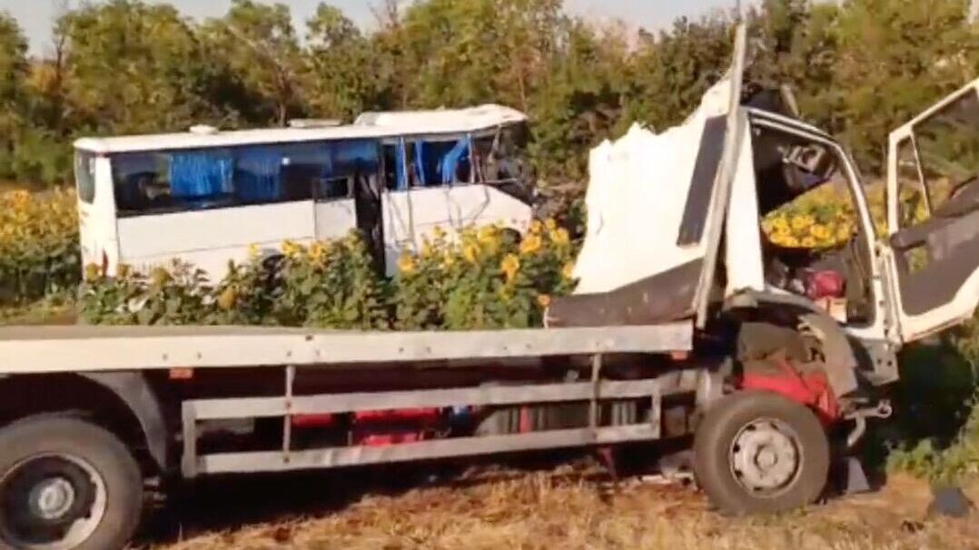 На месте столкновения автобуса с грузовиком в Волгоградской области. Кадр видео - РИА Новости, 1920, 07.08.2024