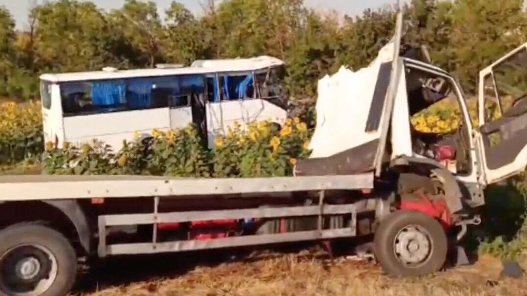 На месте столкновения автобуса с грузовиком в Волгоградской области. Кадр видео - РИА Новости, 1920, 07.08.2024