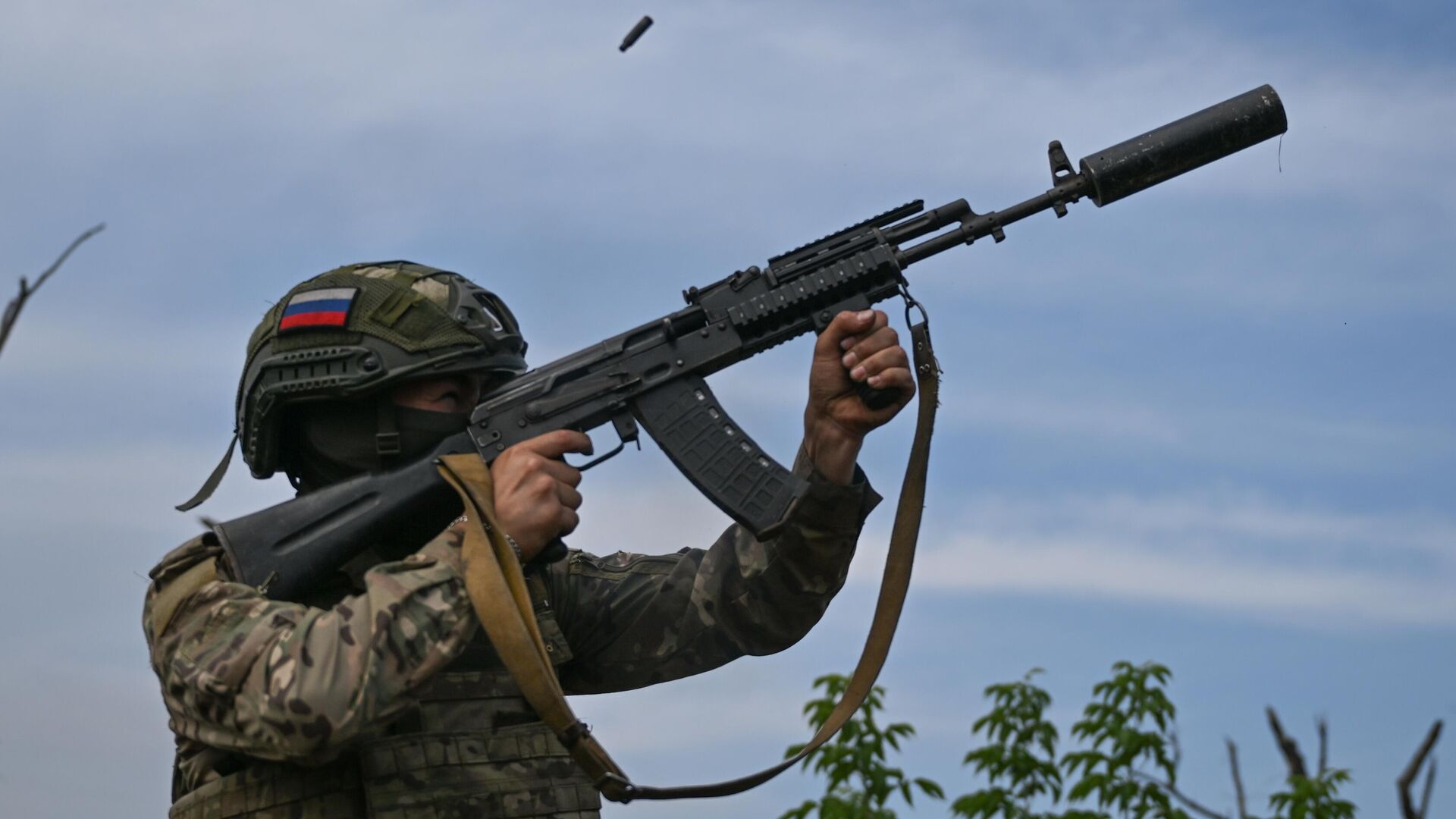 Российский военнослужащий с автоматом - РИА Новости, 1920, 12.08.2024